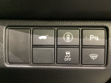 Hondaセンシング用の、VSA(ABS+TCS+横滑り抑制)解除と路外逸脱抑制機能のオンオフスイッチなどはハンドルの右側に装備しています。