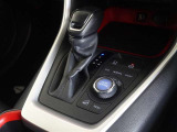 電動パーキングブレーキ・ブレーキホールドを装備してます。ホールド機能は信号待ちが多い一般道で疲労軽減になり、大好評です!