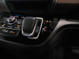 インパネシフトだから視線の移動も少なく足元もスッキリ。運転席もゆったりしているのでゆとりを持ってドライブできますね。