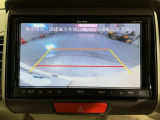 リバースギアに入れるだけで後方の表示へ切り替わります。夜間や雨の日の駐車も楽になりますよ。