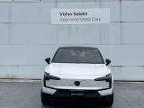 特徴的なT字型のLEDデイタイム・ランニング・ライトは一目でボルボ車とわかる新しいデザインアイコンです。