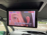 【後席モニター】後席で迫力たっぷりの大画面を楽しめるリヤシートエンターテイメント。