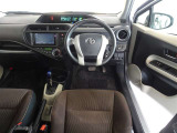 革巻きステアリングで快適な操作性の運転席です。
