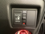 左側電動スライドドアは運転席からでも操作ができるように、ハンドル付近に開閉の操作スイッチが付いています。