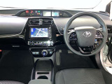 運転席周りのレイアウトをご覧ください。ナビゲーションが綺麗に装着されすっきり収まってますね!