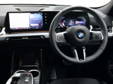 視線の先に自然と情報が集まり必要な操作へスムーズに手が届くBMWならではのコックピット。洗練されたデザインと上質な素材が調和し乗り込んだ瞬間からドライバーの走る歓びを日常に感じる空間です。