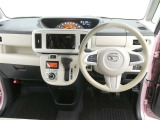 運転席からの視界はこんな感じです☆お気軽にご来店いただき、実際に座って是非お確かめください。ドライバーに寄り添う快適な操作フィールをもたらすステアリングです。