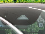 【スマートシティブレーキサポート】低速走行中に前方の車両等を認識し、衝突しそうな時は警報とブレーキで衝突回避と被害軽減をアシスト。より安全にドライブをお楽しみいただけます。