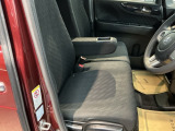 【ベンチシート】運転席と助手席の移動もスムーズ!狭い駐車場での乗り降りや、お子様の乗り降りにも便利です。座席の間にコンソールボックスやドリンクホルダーがないため、車内空間が広く感じます。