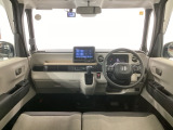 【前方視界】開放的な前方視界!運転がしやすく疲れにくいです♪窓が大きく、見通しがとっても良いおクルマですよ♪