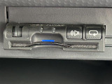【ETC】有料道路を利用する際に料金所で停止することなく通過できる、ETC車載器(ノンストップ自動料金収受システム機器)が装備されています。セットアップを行うことで利用可能になります。