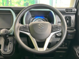 インテリアに合わせたデザインのステアリングは、運転される方のことも考え、運転しやすい形状、大きさです。是非一度、実際に触ってお確かめください。