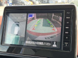 アラウンドモニター、上空から見下ろしているかのような映像をディスプレイに映し出し、スムースな駐車をサポートします。さらに、人や自転車など周囲に動くものがいる場合には、表示とブザーで注意を促します。