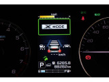 X-MODEは路面に応じて4輪の駆動力やブレーキなどを最適にコントロール。悪路からのスムーズな脱出をサポートします。