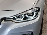 【LEDヘッドライト】先進のLEDテクノロジーを採用。放射される白色光の周波特性は太陽光に近く、バイキセノン・ヘッドライトを上回るコントラストで更に明るく輝きます!