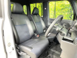 運転席シート廻りは使用感も少なく、良好な状態となっています。前オーナー様が丁寧に使っていたことがよくわかりますね。