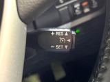 【クルーズコントロール】高速道路もラクラク走行。アクセルを離しても一定速度で走行ができ、長距離運転時の負担を軽減!加速・減速も簡単なスイッチ操作で調整できます。