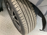 安全に走行するためには空気圧の確認をはじめ溝の深さ、ひび割れの等の点検が必要です。点検時に交換が必要と判断した場合は交換いたします。