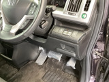 電動スライドドア、燃費をよくするECON、横滑りを防ぐVSAなどのスイッチは、運転席の右側、手の届きやすい位置にあります。