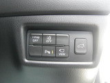 こちらのお車には先進安全装備が多数搭載されています。衝突被害を回避あるいは軽減するためのブレーキや、後方死角からの接近警報、車線逸脱を防止する警報装置など、詳しくはスタッフまでお尋ねください。