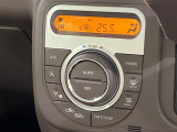 【オートエアコン】一度お好みの温度に設定すれば、車内の温度を検知し風量や温度を自動で調整。暑い&hellip;寒い&hellip;と何度もスイッチ操作をする必要はありません。快適な車内空間には必須の機能ですね♪