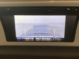 【バックカメラ】運転が苦手な方も車庫入れラクラクです!ギアをリバースに入れれば自動的に切り換わりますので、面倒な操作は不要です♪狭い駐車場もお車を傷つけず安心ですね!
