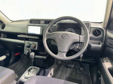 運転席まわりです。 各操作スイッチは使いやすい位置に配置されてます。