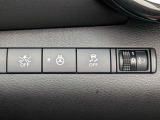 ステアリングヒーターや横滑り防止装置などのスイッチ類。寒冷地での運転を快適にし、安全走行をサポートする機能が充実しています。
