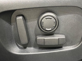 電動パワーシートですので運転中のシート調節も安全に行えます。微調整も可能ですのであなただけのドライビングポジションを実現します。