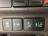 Hondaセンシング用の、VSA(ABS+TCS+横滑り抑制)解除と路外逸脱抑制機能のオンオフスイッチなどはハンドルの右側に装備しています。