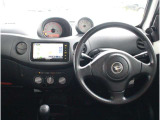 操作性に優れた運転席となります!小物入れや各ボタンの配置にこだわり、使いやすいです!座り心地もよく視認性も良好なのでロングドライブもお任せ下さい!