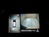 空から見ているような視点でクルマの周囲が確認できるモニター。クルマの真上から見ているかのような映像によって周囲の状況を知ることで駐車を容易に行うための支援技術です