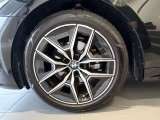 BMWの純正アロイホイールは軽量かつ強度にも優れているホイールで走行性能を引き上げる設計になっております。足元にもBMWは妥協がなくこだわっている個所になります。