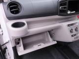 カップホルダーは運転席や助手席からちょうど手の届く位置です!!