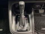 「e:HEV」は、モーター走行を中心にしながら電気エネルギーやエンジン動力を最も効率よく使い分けることができる賢いハイブリッドシステムです。サイドブレーキはスイッチ操作の電子制御パーキングブレーキです