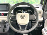 インテリアに合わせたデザインのステアリングは、運転される方のことも考え、運転しやすい形状、大きさです。是非一度、実際に触ってお確かめください。