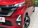 【LEDヘッドライト】悪天候や夜間走行時も良好な視界を確保し安心して運転できる高輝度LEDヘッドライトを装備!点灯速度が早く、消費電力も抑えられています。