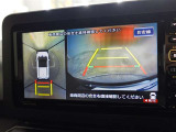 バックモニター付き。車両後方の映像をナビ画面に表示し、駐車などの後退操作をサポートします。