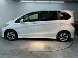 狭い駐車場でも、スライドドアならチャイルドシートへのお子さまの乗降や荷物の積載もスムーズ。とても便利な【両側電動スライドドア】ドアハンドを少し引くだけでリアドアが自動開閉します。