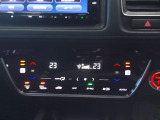 オートエアコンは左右席で独立温度コントロールが可能です。運転席はキンキンに冷やして助手席はマイルドにと言った設定が可能です。暑さ寒さでケンカすることもなくなりますね。