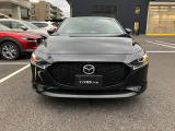 MAZDA3のフロントビューは、低いフロントノーズとシャープな薄型ヘッドライト、そして立体的なシグネチャーウイングが生み出す、低重心感と美しさが特徴です。