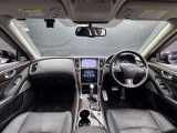 インパネ・運転席全景。ツインディスプレイを備えた先進的なセンターコンソールと、上質なレザーで仕立てられたドライバーズ空間です。
