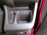 運転席右側の手の届きやすい位置にドリンクホルダーがあります。