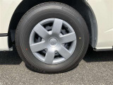外観にマッチした純正ホイール装着しています。各種社外アルミホイールやスタッドレスタイヤも取扱いしております。是非ご相談ください♪