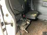 シートをはね上げれば、高さのある荷物も積めます。