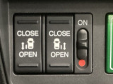 【両側パワースライドドア】両側がパワースライドドアになっており、運転席のスイッチやスマートキーでも開閉が可能です!開口部も広いので乗り降りも楽々♪
