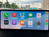 お手元のスマートフォンと接続して頂く事で使用可能な「Apple CarPlay/Android Auto」電話の応答は勿論、メッセージの受信やLINE、音楽接続からナビアプリの使用まで幅広く活躍致します。