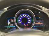 ハイブリット車専用のメーターです。中央のスピードメーターより左右のサブデスプレイで燃費や動力伝達などの情報が見れるようになっています。