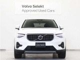 ボルボXC40は、よりスマートに、より大胆に生まれ変わりました。刷新されたフロントフェイス、先鋭的な躍動感を感じさせるスタイリング。SUVの姿を体現するプロポーションは力強さに溢れた佇まいを見せます。