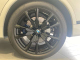 BMWの純正アロイホイールは軽量かつ強度にも優れているホイールで走行性能を引き上げる設計になっております。足元にもBMWは妥協がなくこだわっている個所になります。